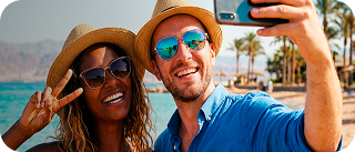 Casal feliz na praia