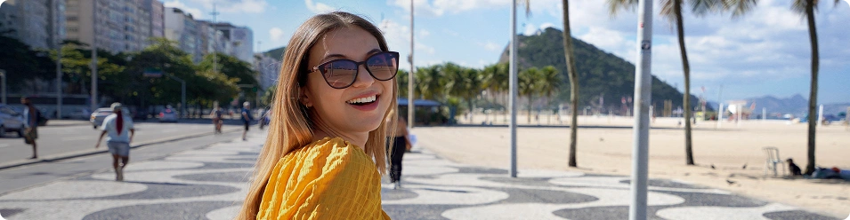 Mulher feliz na praia
